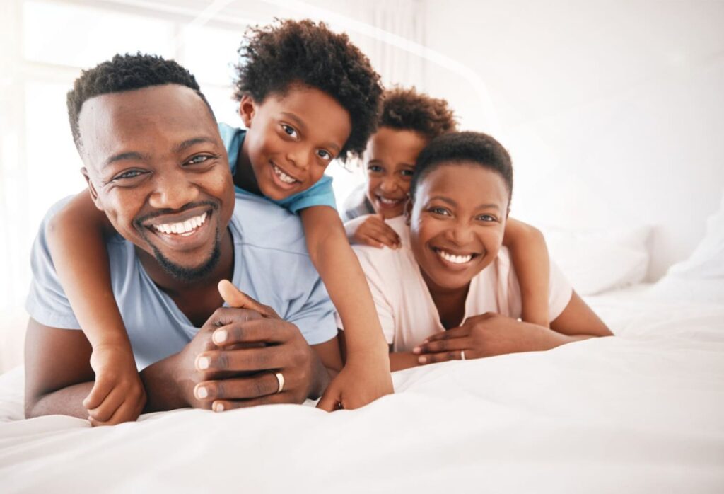 Famille heureuse en joie 1